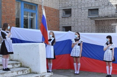 Госдума обяжет вузы, школы и детские сады вывешивать флаг России
